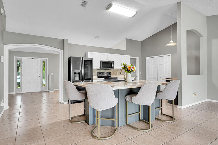 Property Photo: 933 SE Caravan Avenue FL 34983