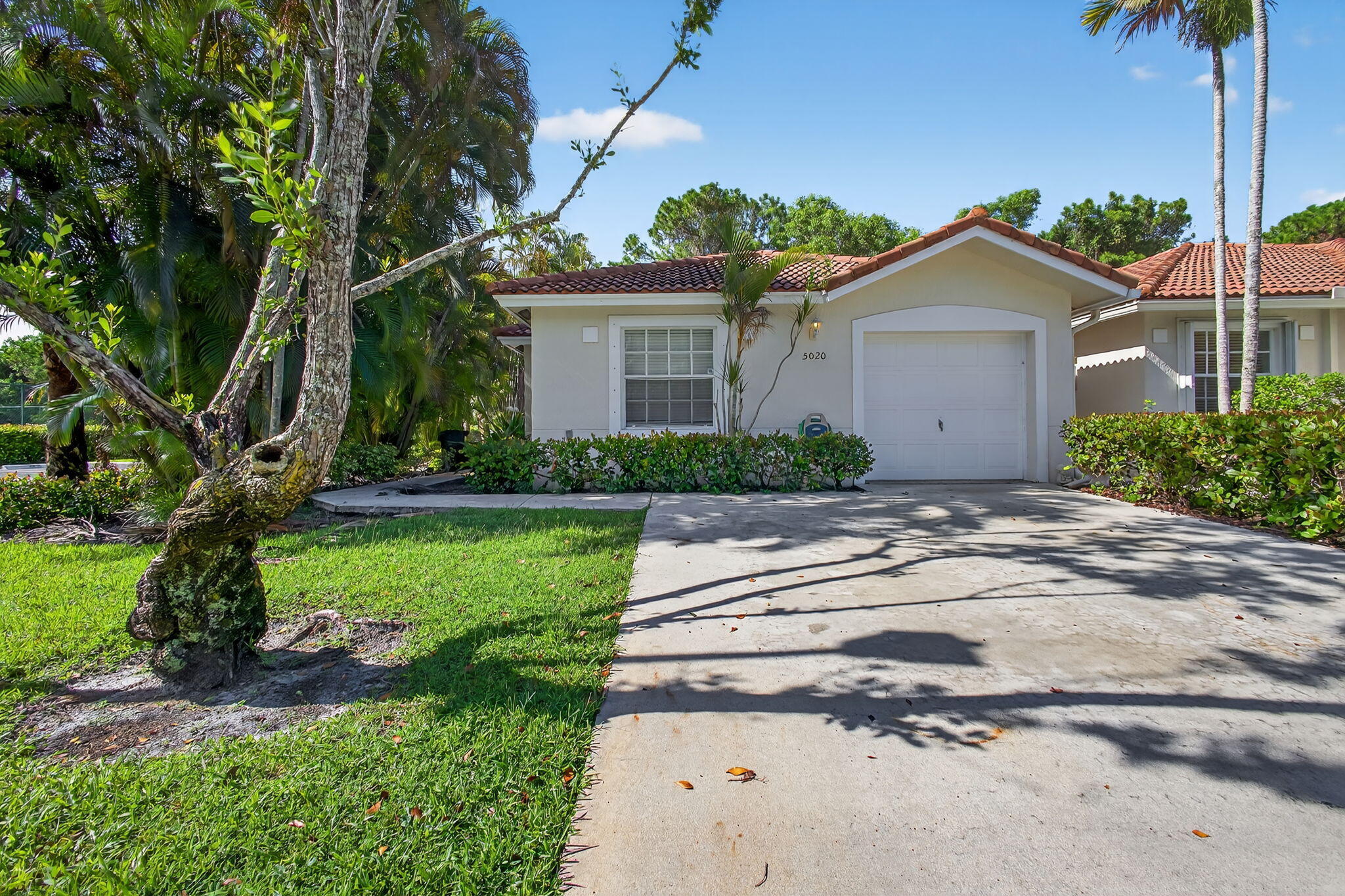Property Photo: 5020 N La Sedona Circle FL 33484