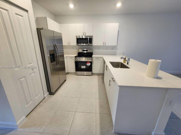 Property Photo:  