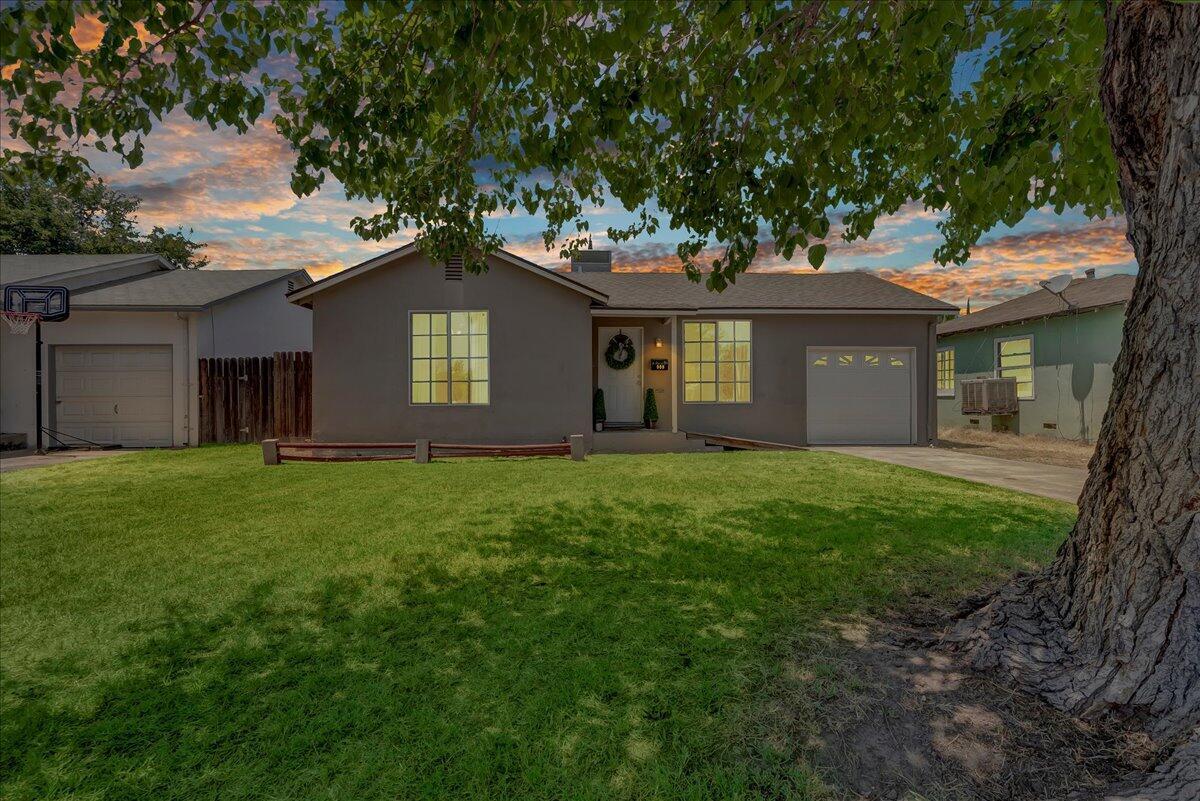 Property Photo: 909 N 2nd Street CA 93257