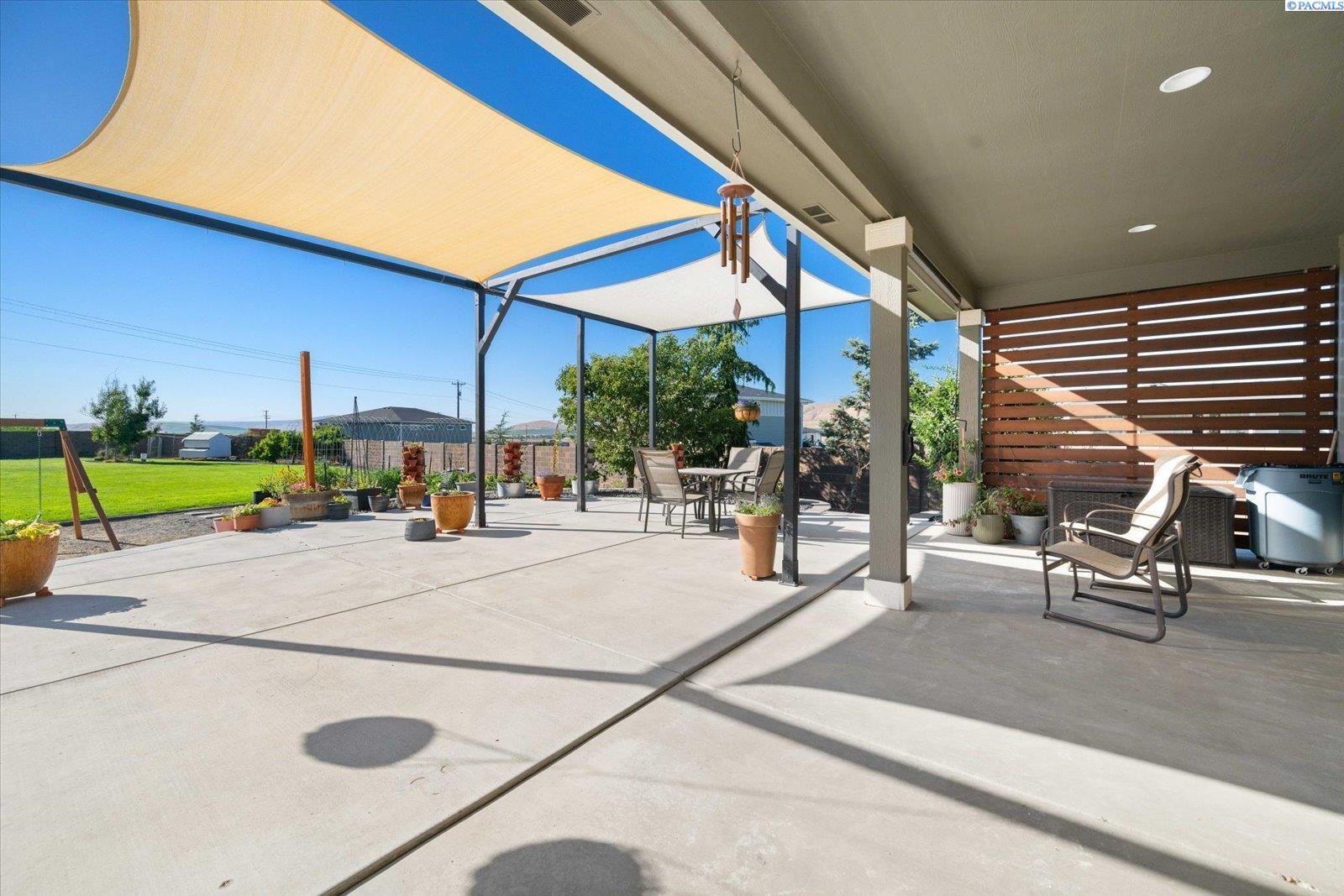 Property Photo: 8912 S Grandview Ln WA 99338