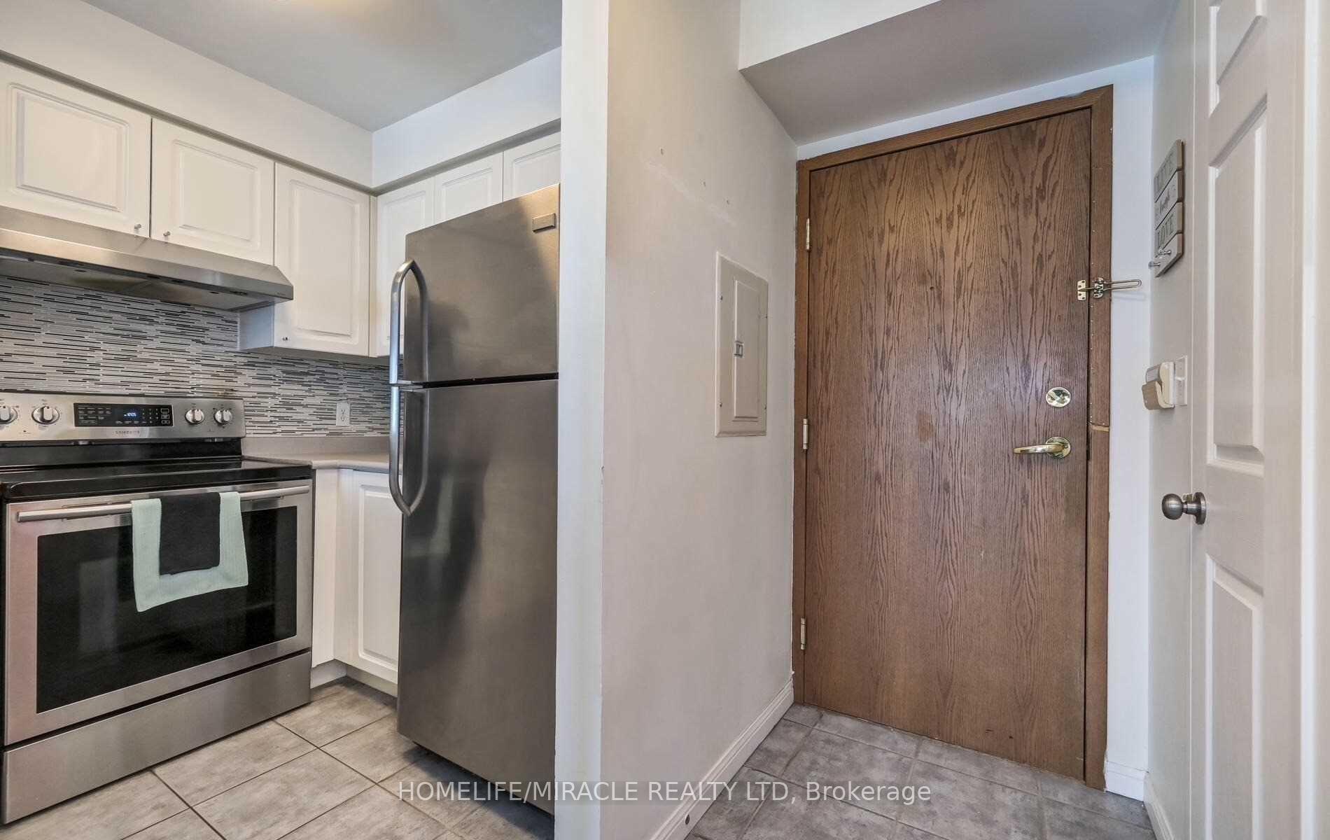Property Photo: 11 Lee Centre Drive 2305 ON M1H 3J5