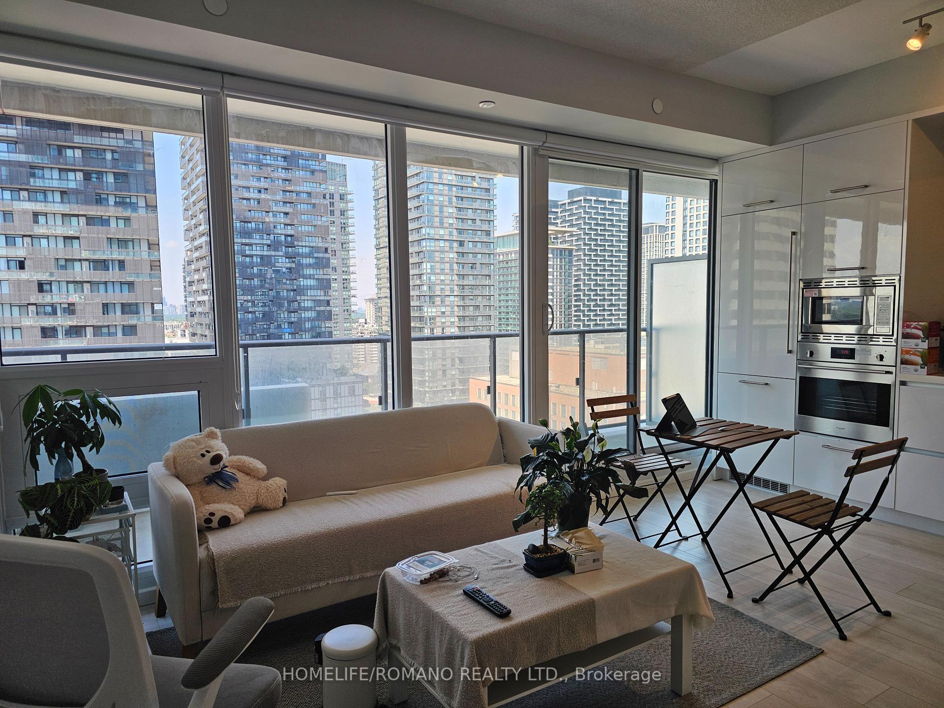 Property Photo: 2221 Yonge Street 1901 ON M4S 0B8