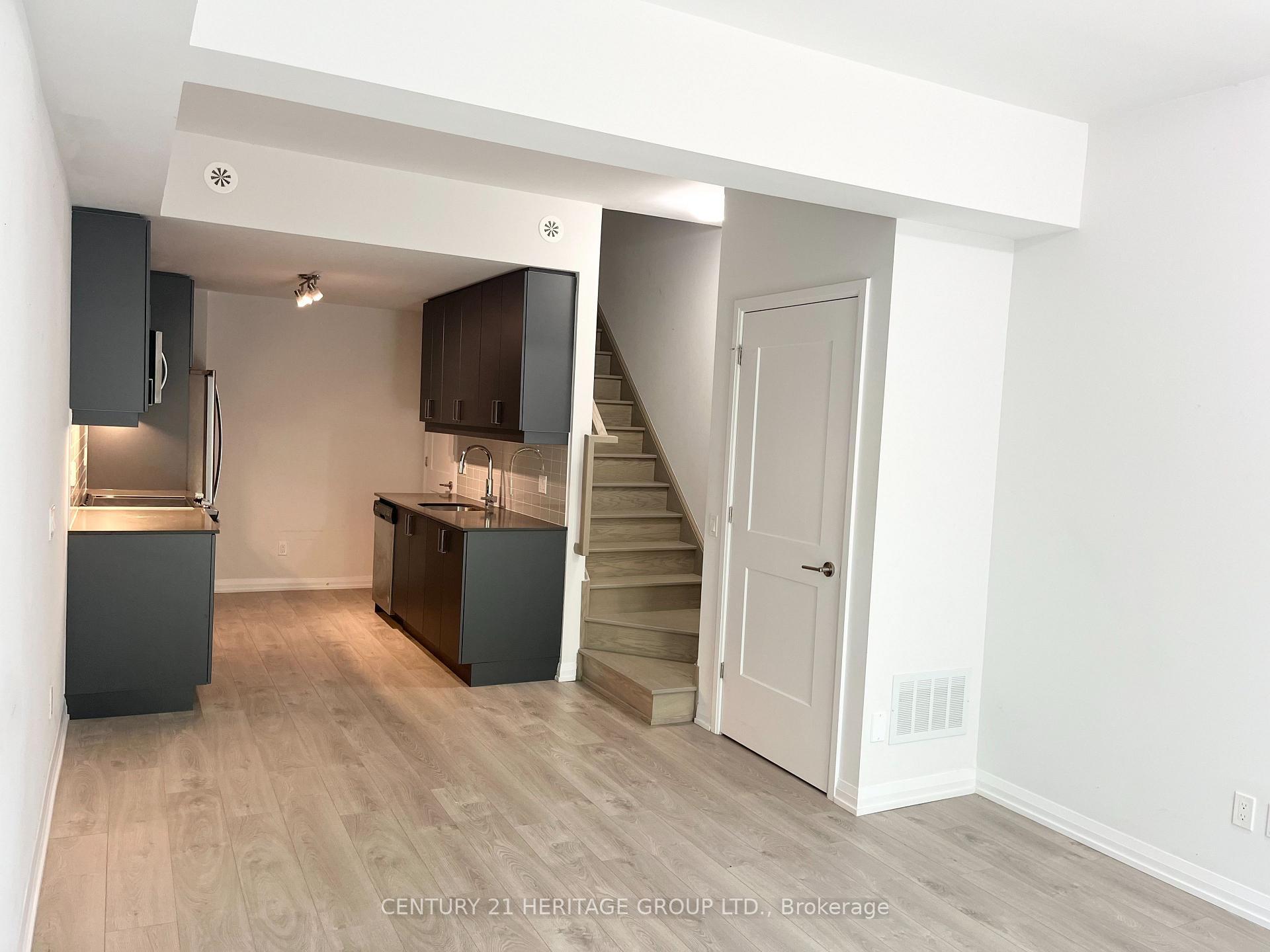 Property Photo: 1020 Portage Parkway Th50 ON L4K 0K3