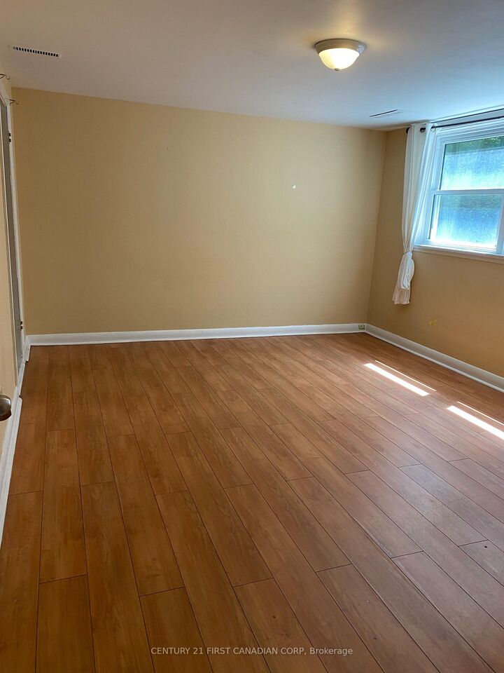 Property Photo: 270 Sarnia Road Per Bedroom ON N6G 1M9