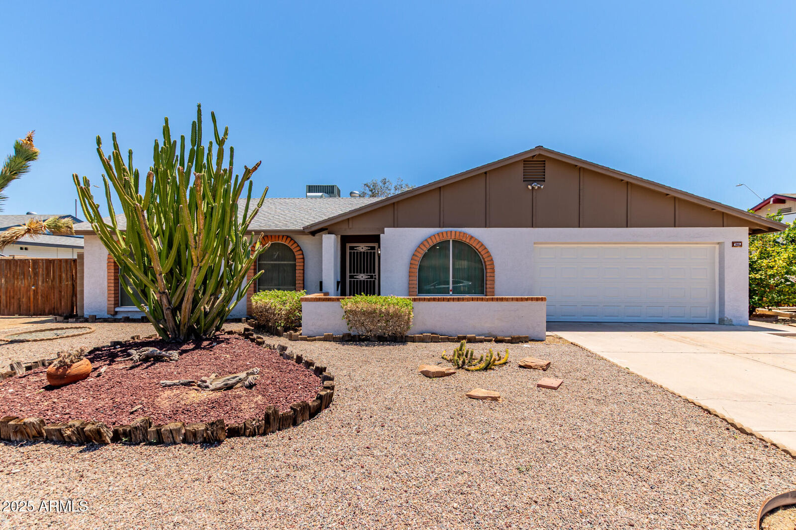 Property Photo: 3833 W Woodridge Drive AZ 85308