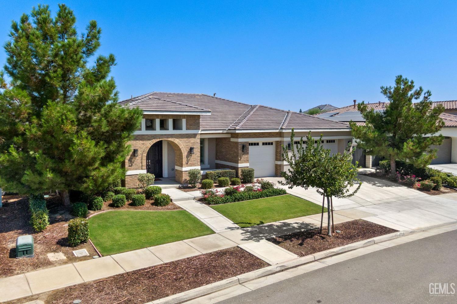 Property Photo: 11700 Vinery Way CA 93311