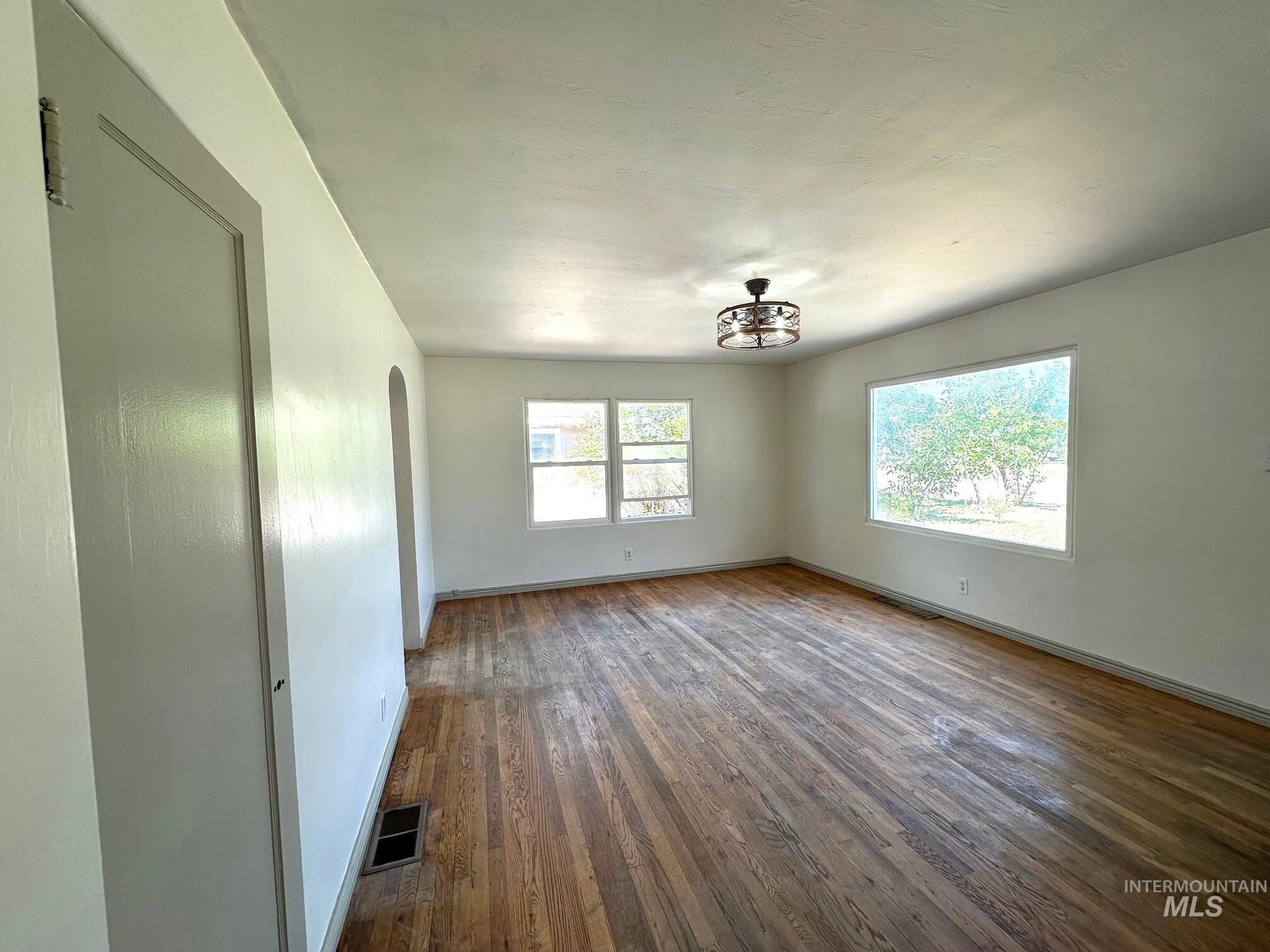 Property Photo: 264 SW 10th Ave OR 97914