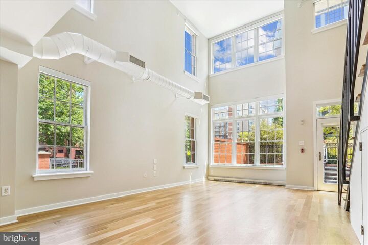 Property Photo: 1610 N Queen Street 211 VA 22209
