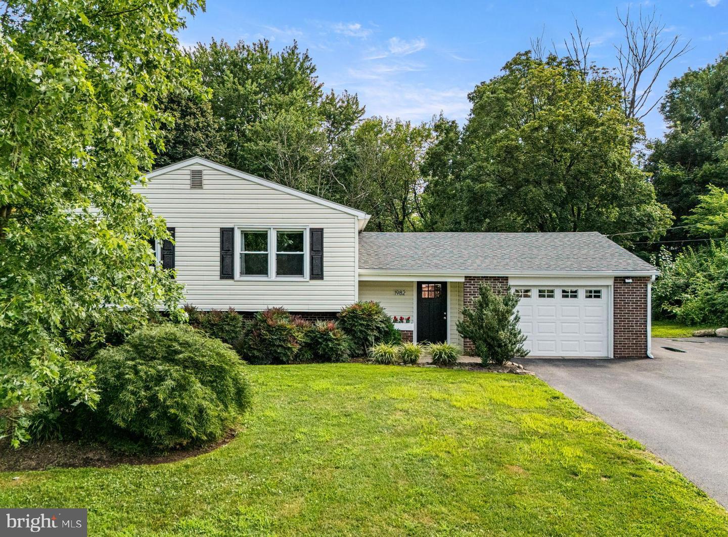 Property Photo:  1982 E Cedarville Road  PA 19465 