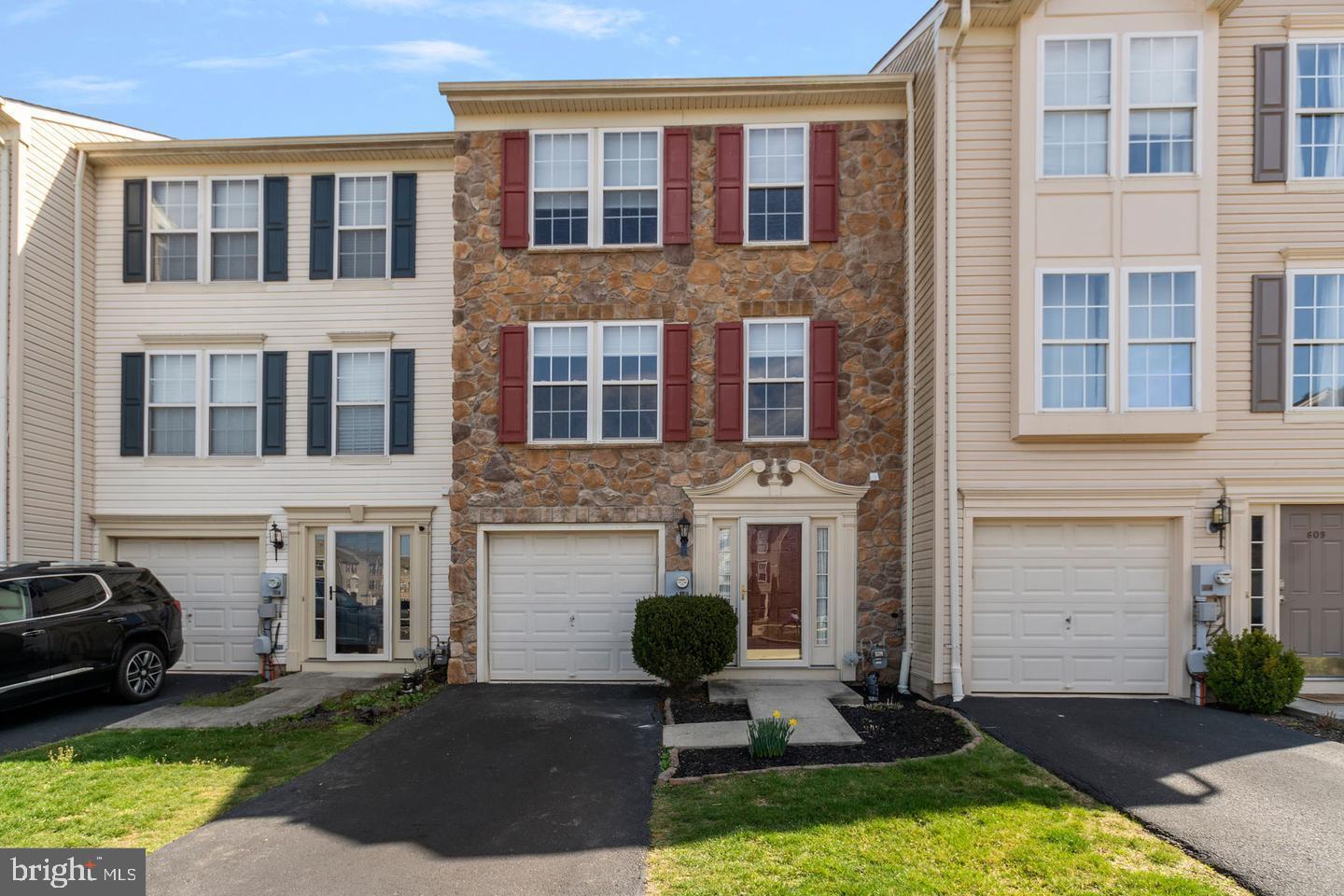 Property Photo: 607 Village Court PA 18951