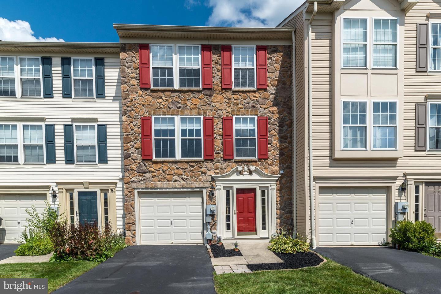 Property Photo:  607 Village Court  PA 18951 