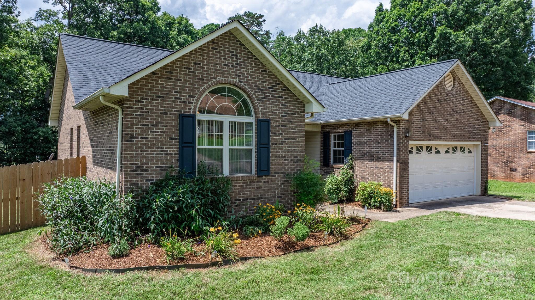 Property Photo: 5473 Twelve Oak Lane NC 28613