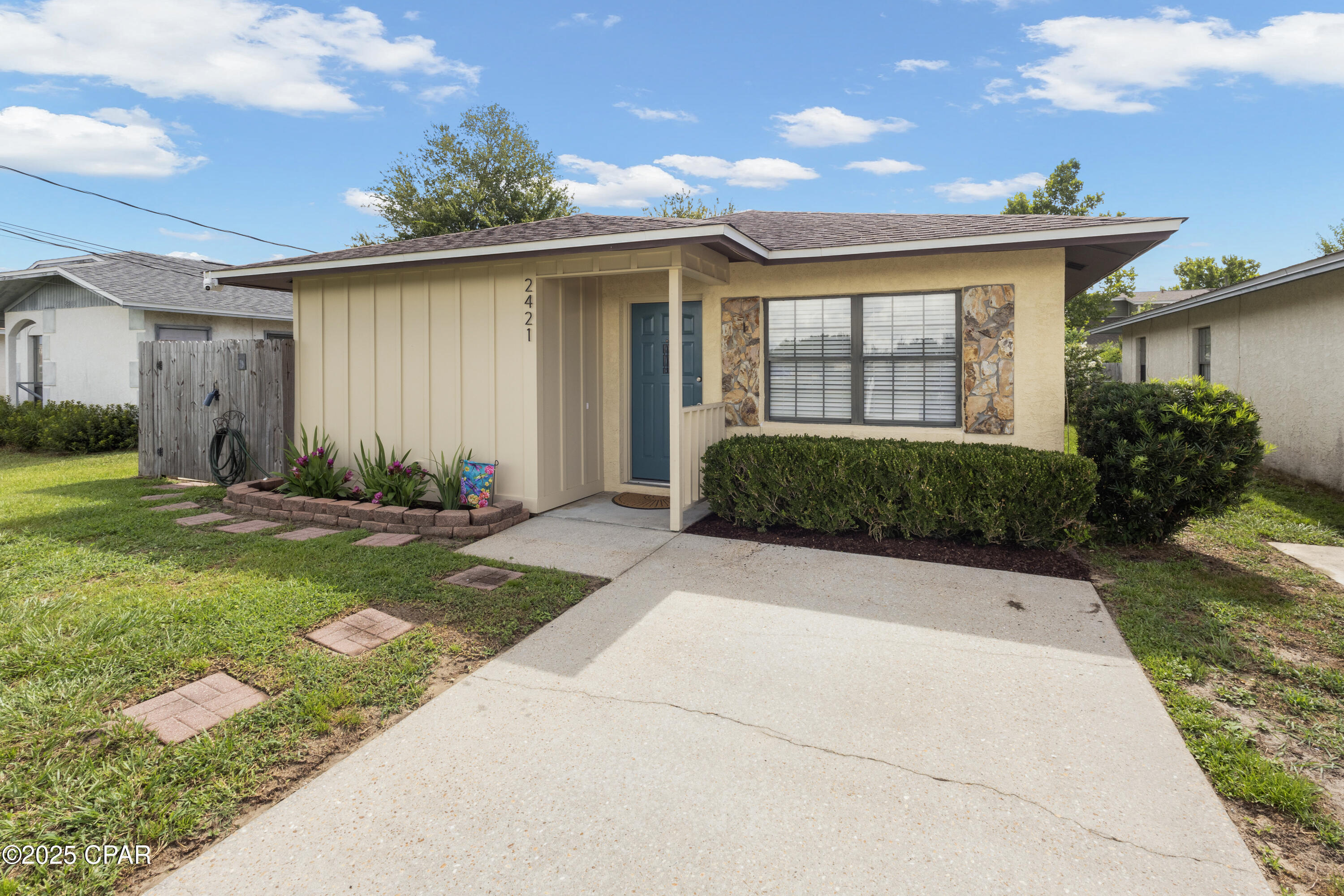 Property Photo: 2421 Minnesota Avenue FL 32444