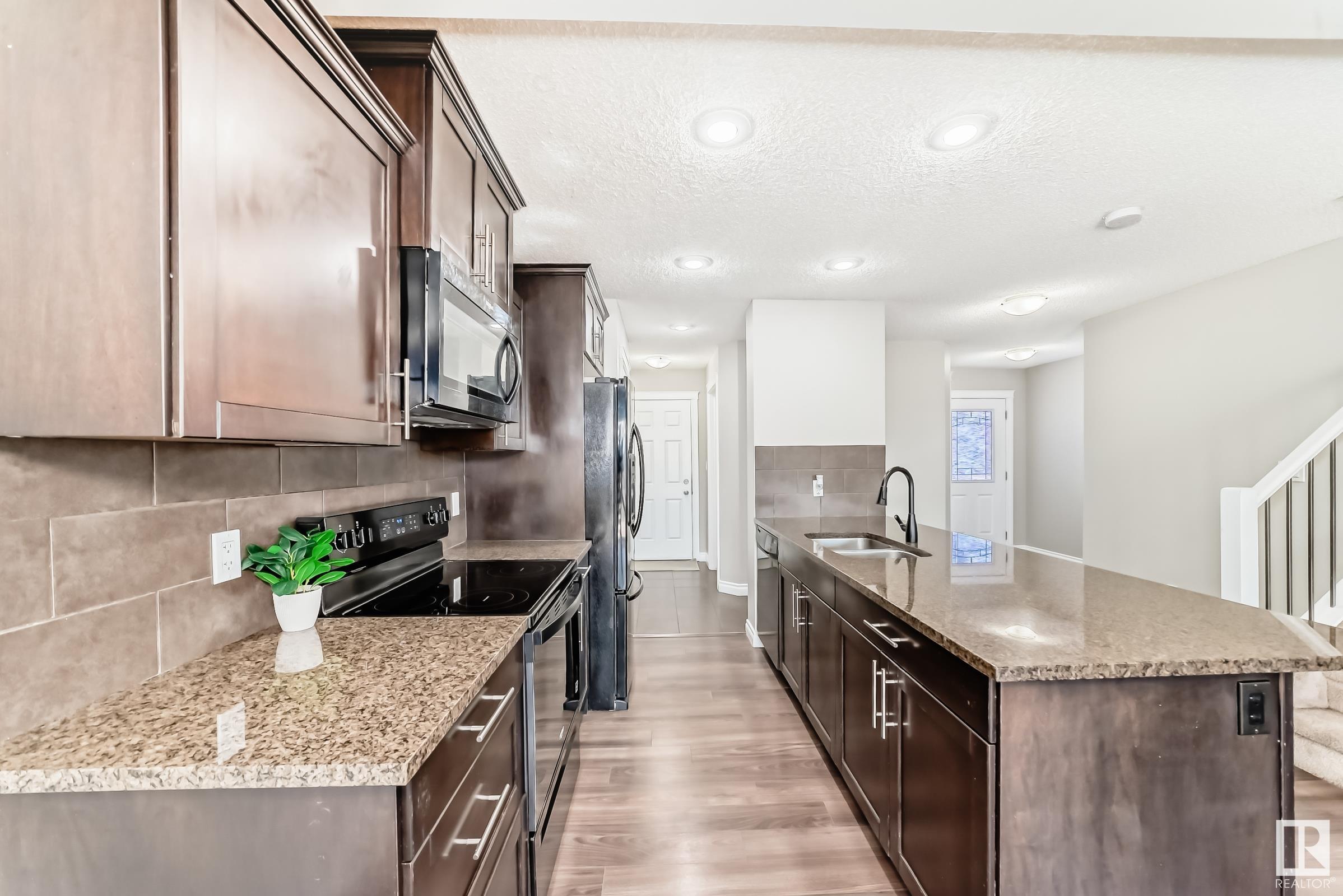 Property Photo:  5406 14 Avenue SW  AB T6X 1S2 