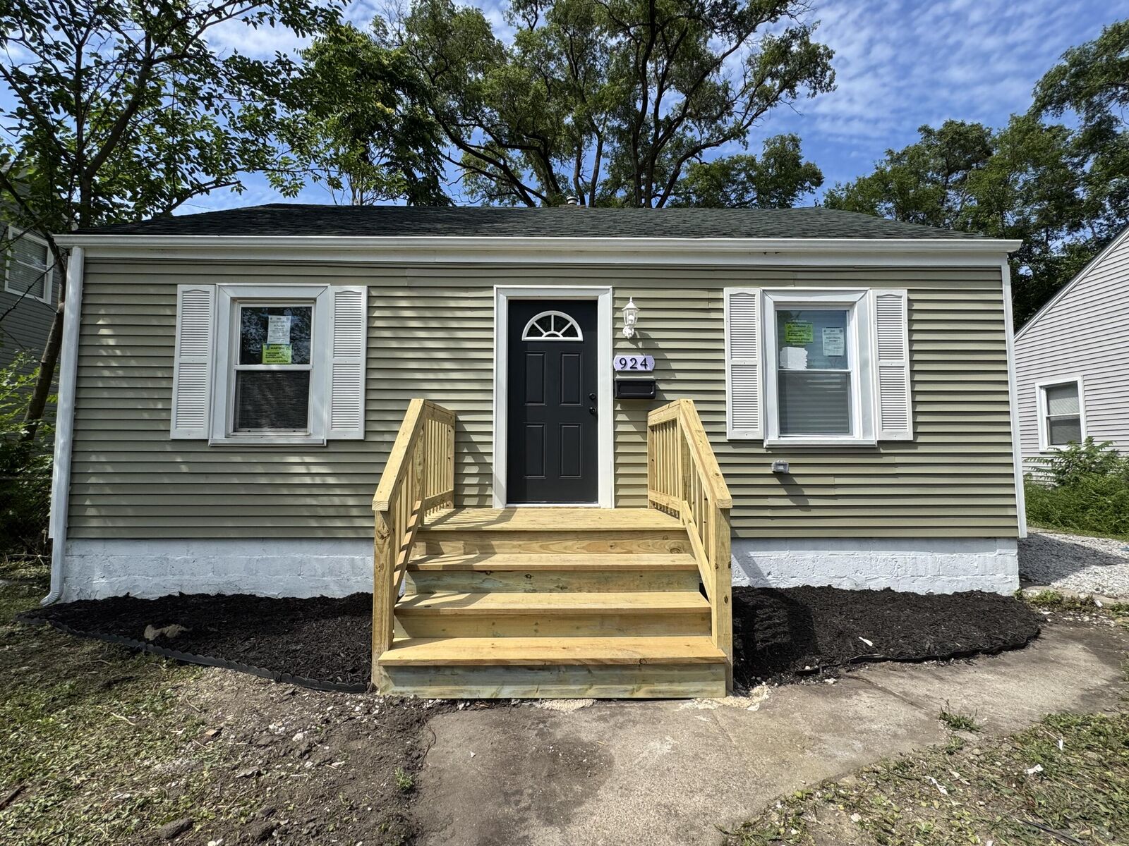 Property Photo:  924 E 44th Avenue  IN 46409 