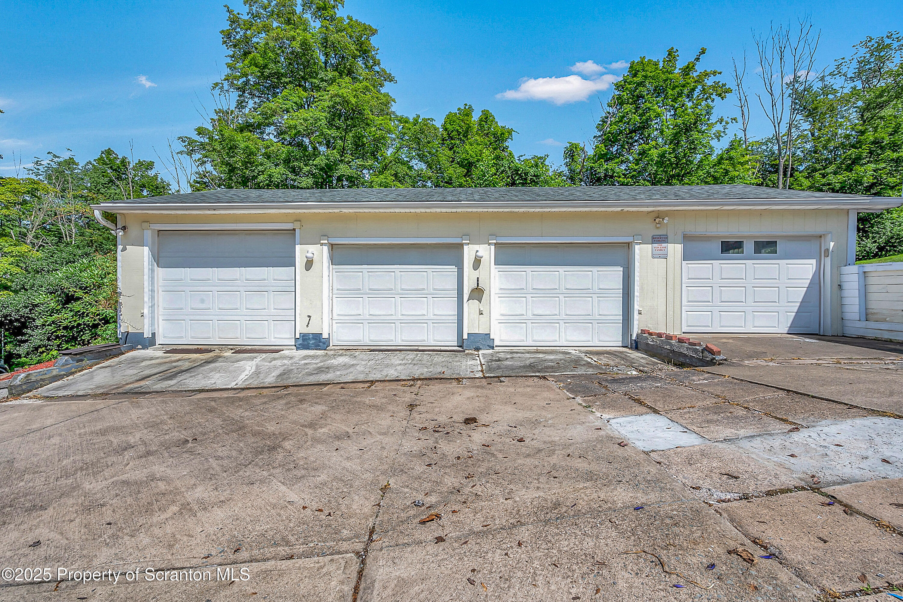 Property Photo:  831 Montdale Road  PA 18447 