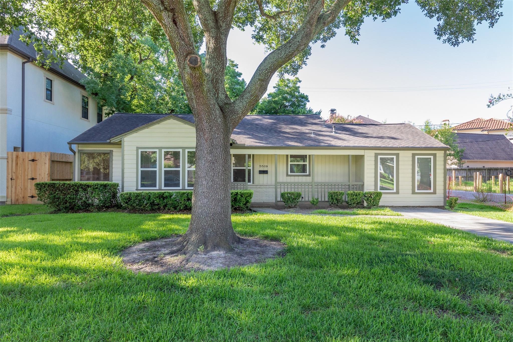 Property Photo: 5519 Huisache Street TX 77081