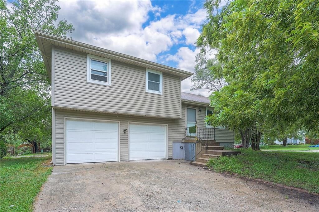 Property Photo: 18180 S Troost Street KS 66062