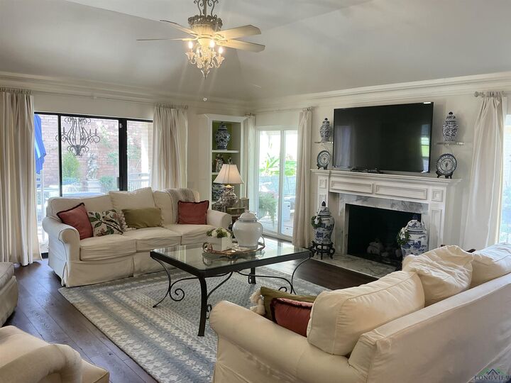 Property Photo: 2206 Robbinwood Ln TX 75601
