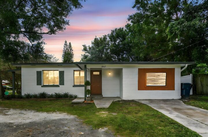 Property Photo:  2211 E Hanna Avenue  FL 33610 