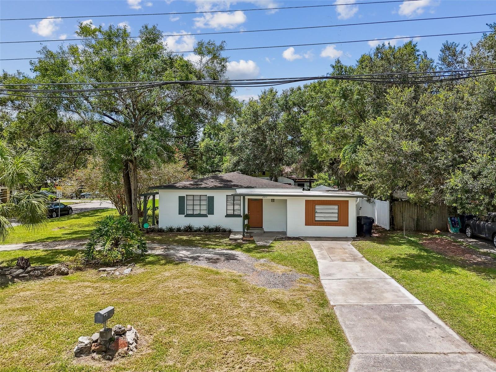 Property Photo: 2211 E Hanna Avenue FL 33610