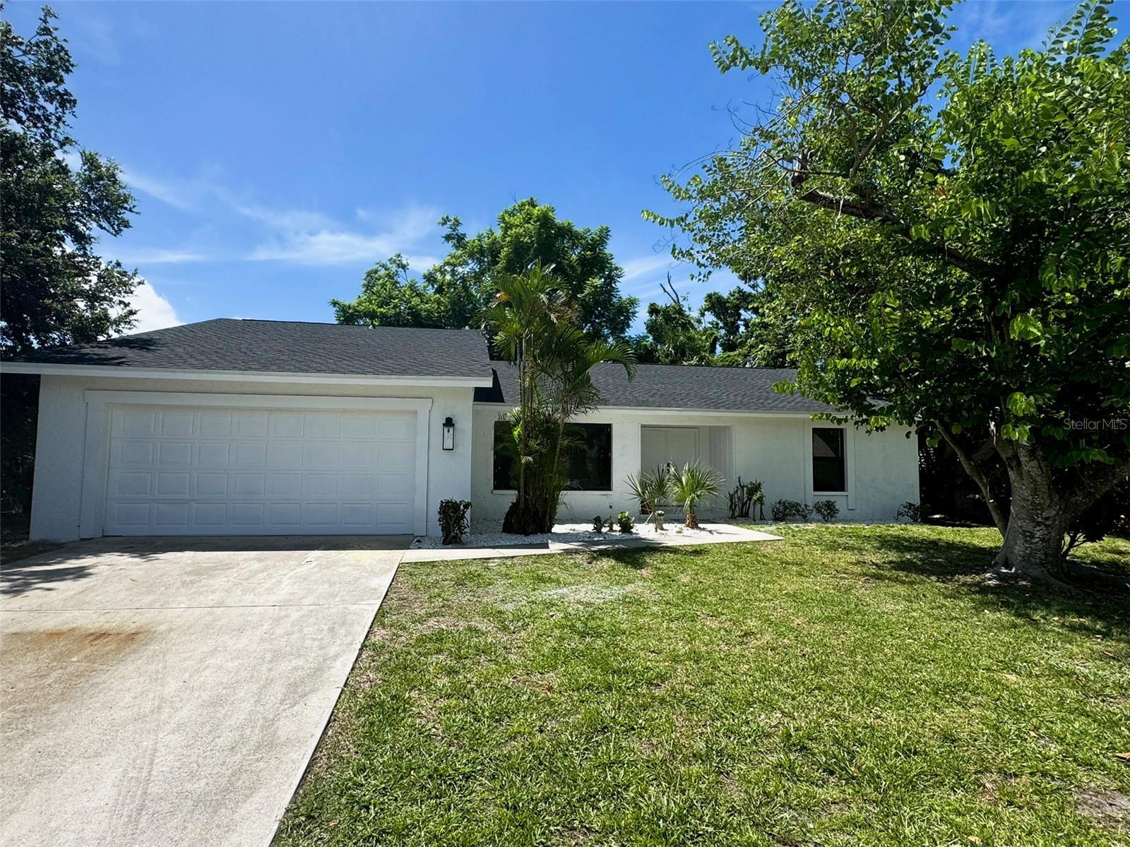 Property Photo: 1658 Ridgewood Lane FL 34231