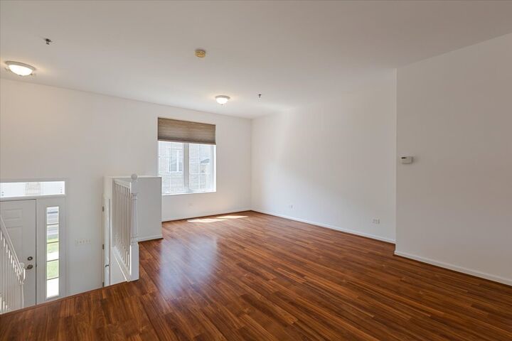 Property Photo:  183 N East River Road D3  IL 60016 