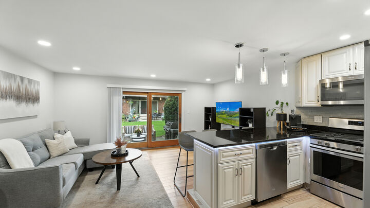 Property Photo: 14 Cour Caravelle IL 60465