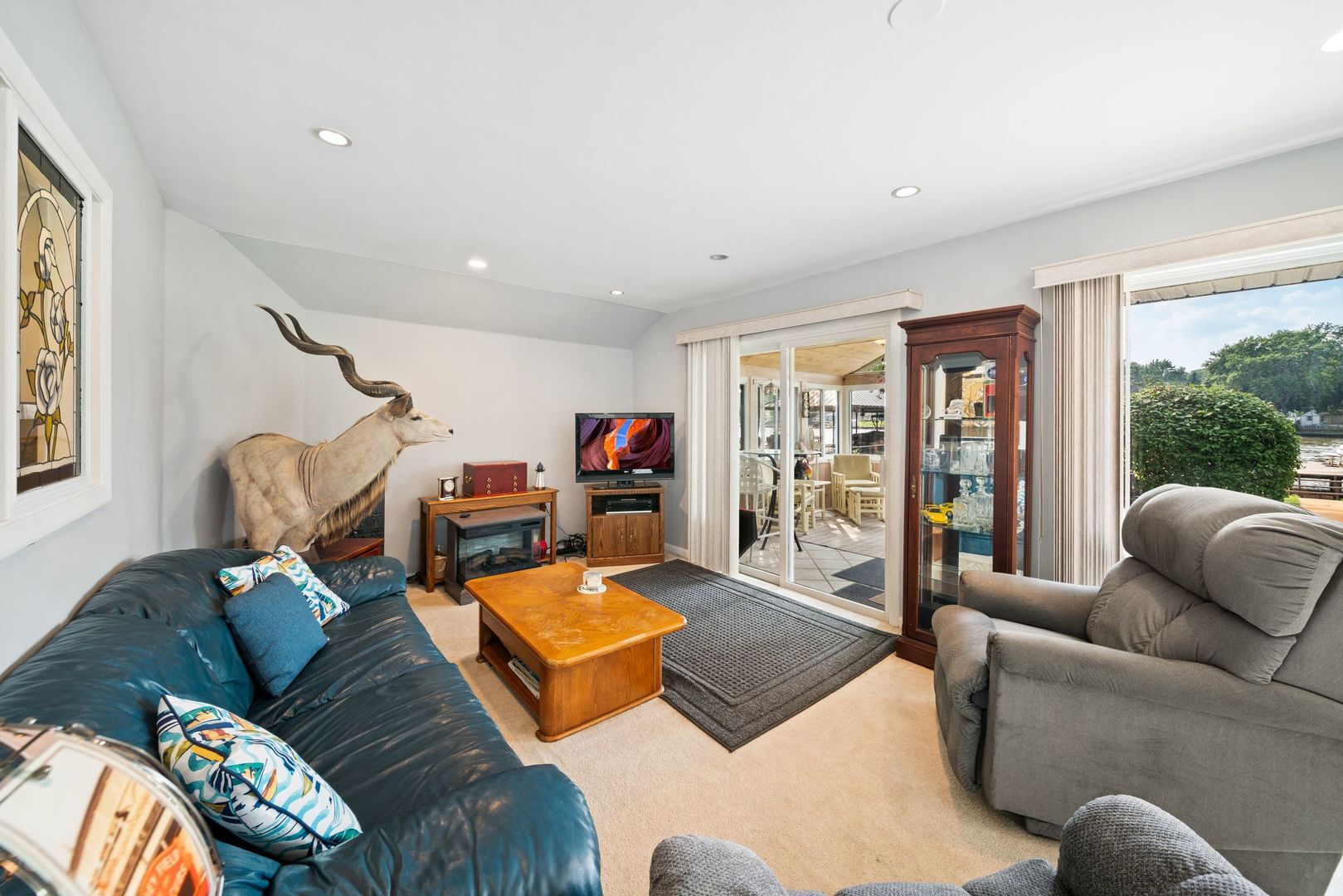 Property Photo:  1515 N River Road  IL 60051 