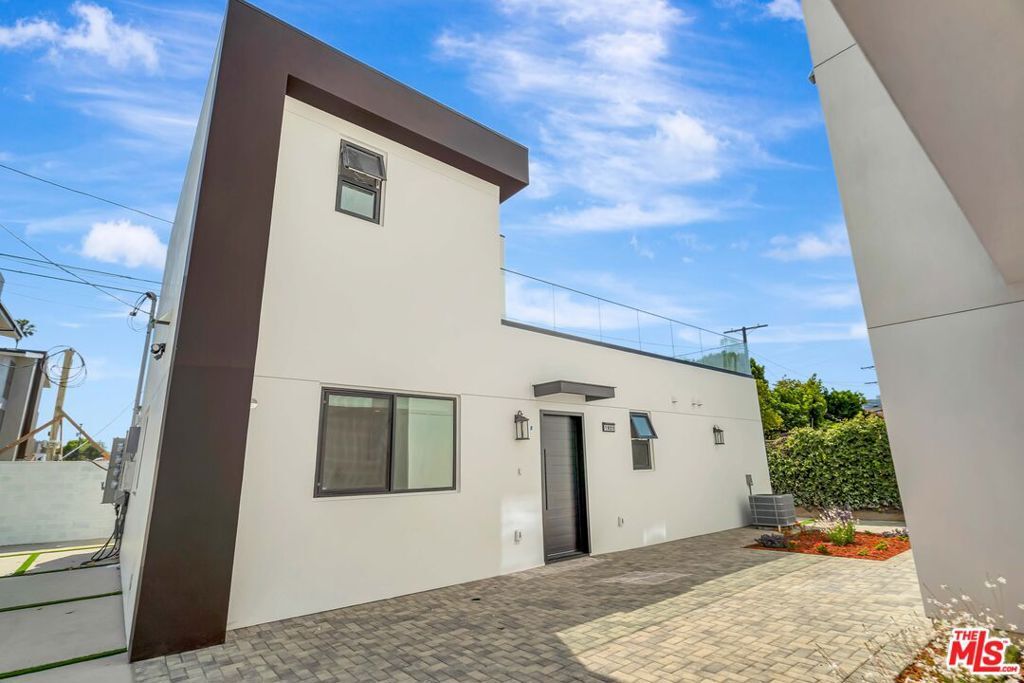 Property Photo:  1921 Federal Avenue 1921  CA 90025 