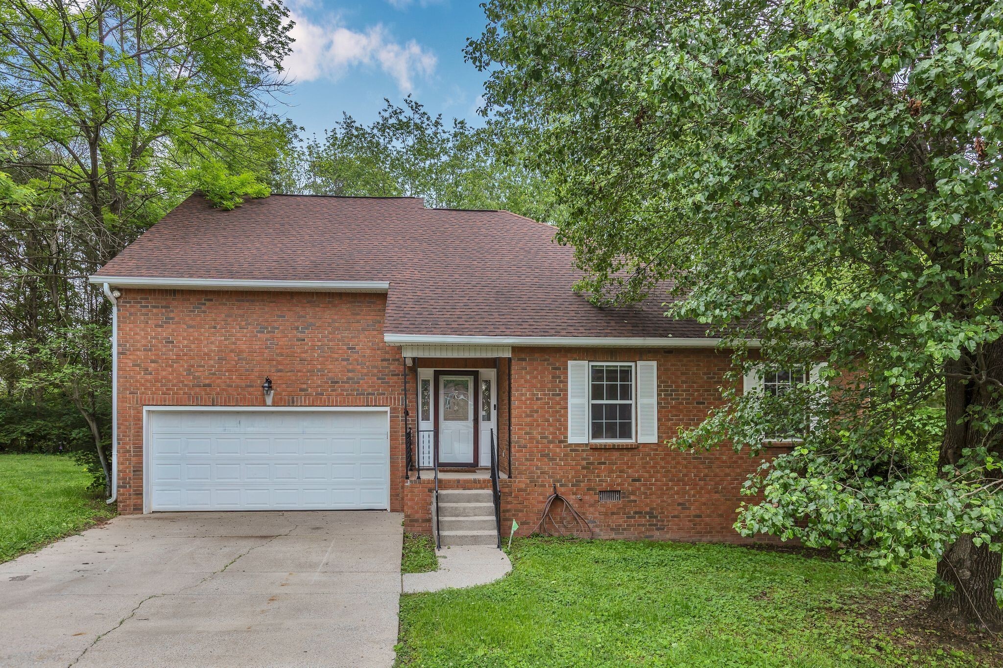 Property Photo:  121 Buena Vista Ct  TN 37218 