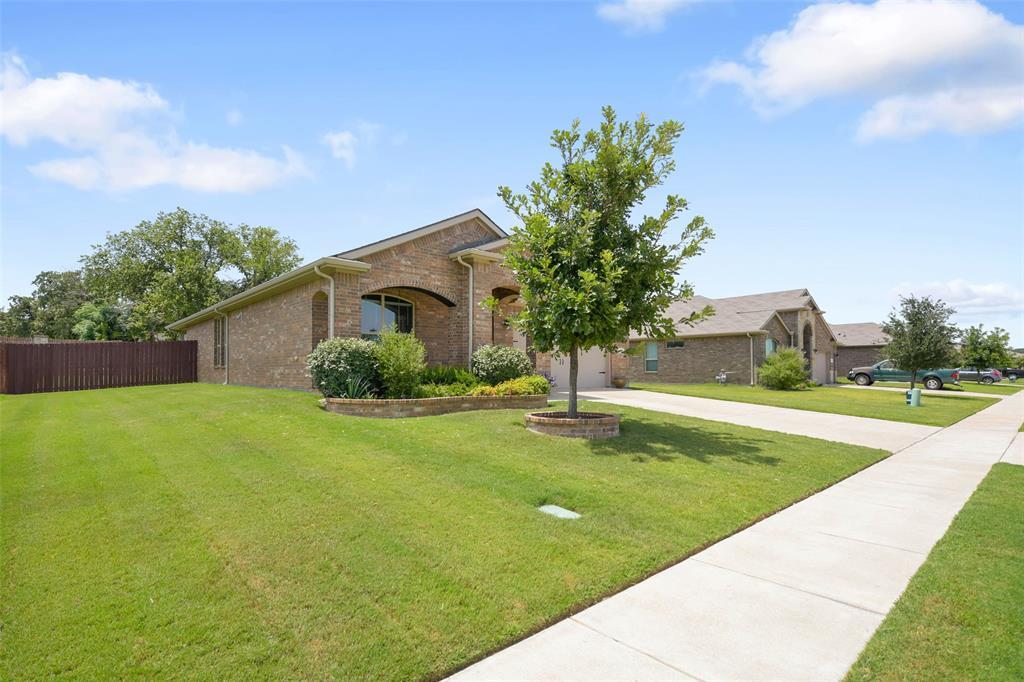 Property Photo: 1092 Mooring Drive TX 76020