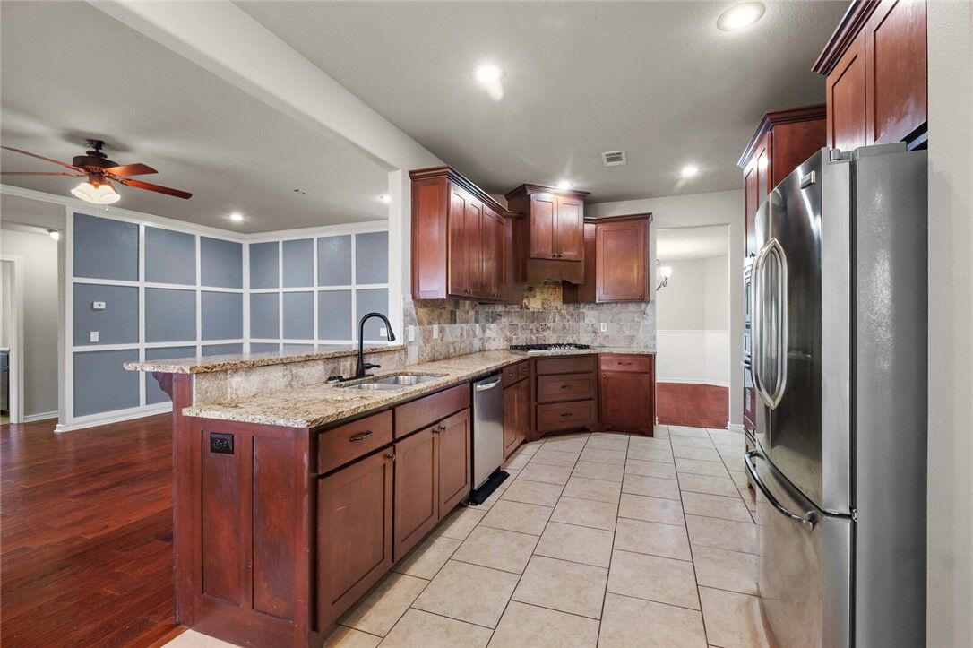 Property Photo:  904 SW Caprington Street  AR 72712 