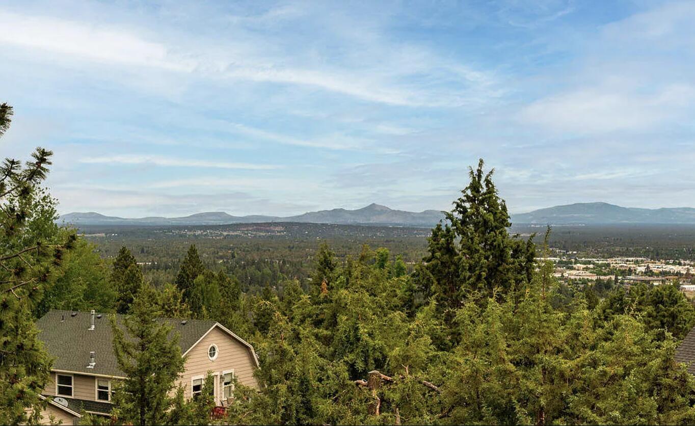 Property Photo: 3098 NW Colonial Drive OR 97703
