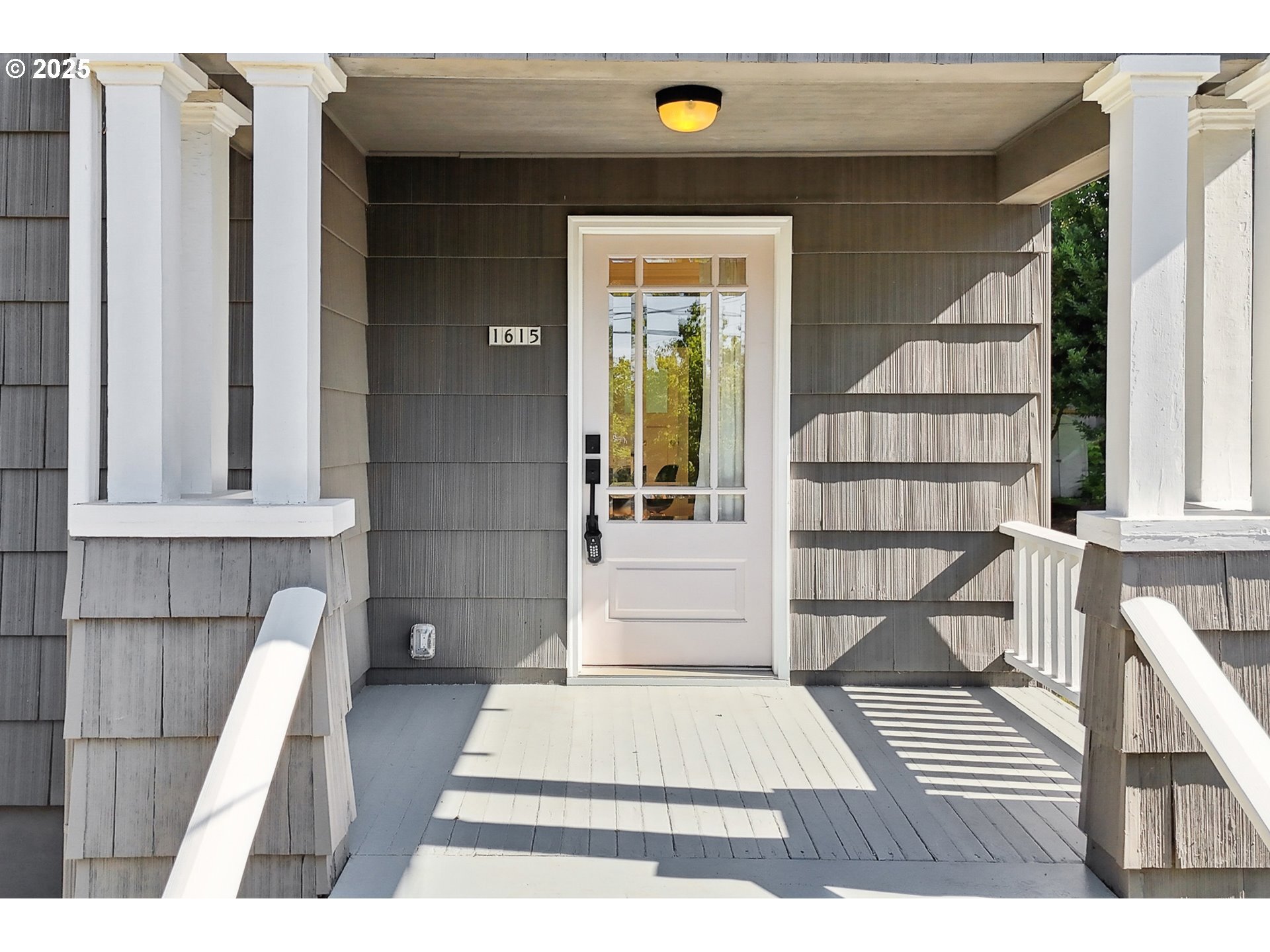 Property Photo: 1615 N Webster St OR 97217