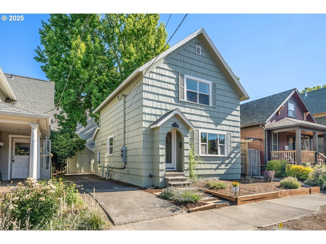 Property Photo:  3529 SE Taylor St  OR 97214 