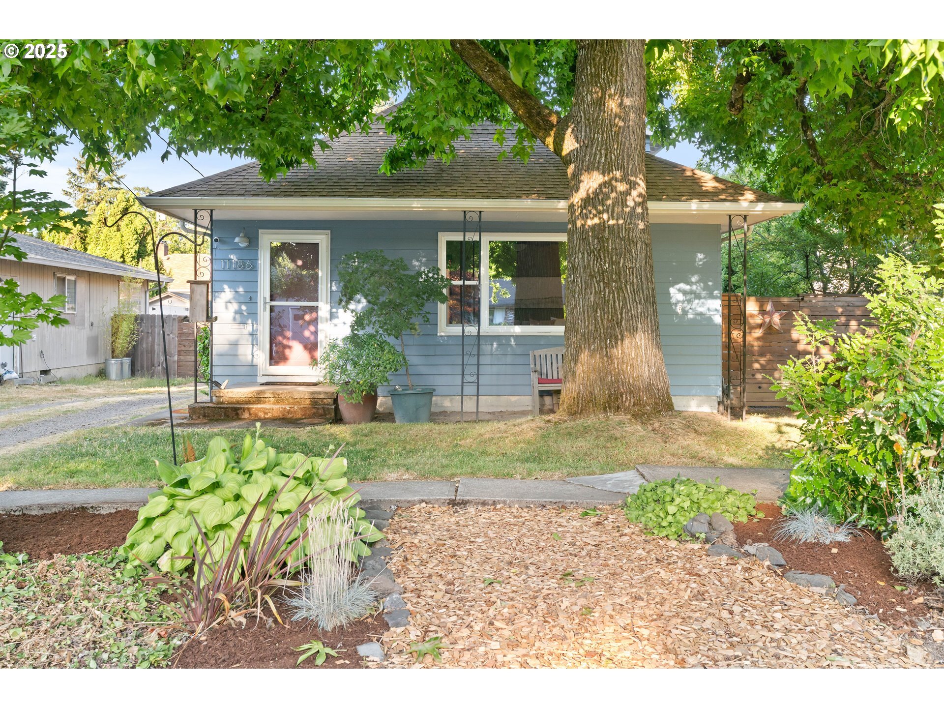 Property Photo: 11186 SE 31st Ave OR 97222