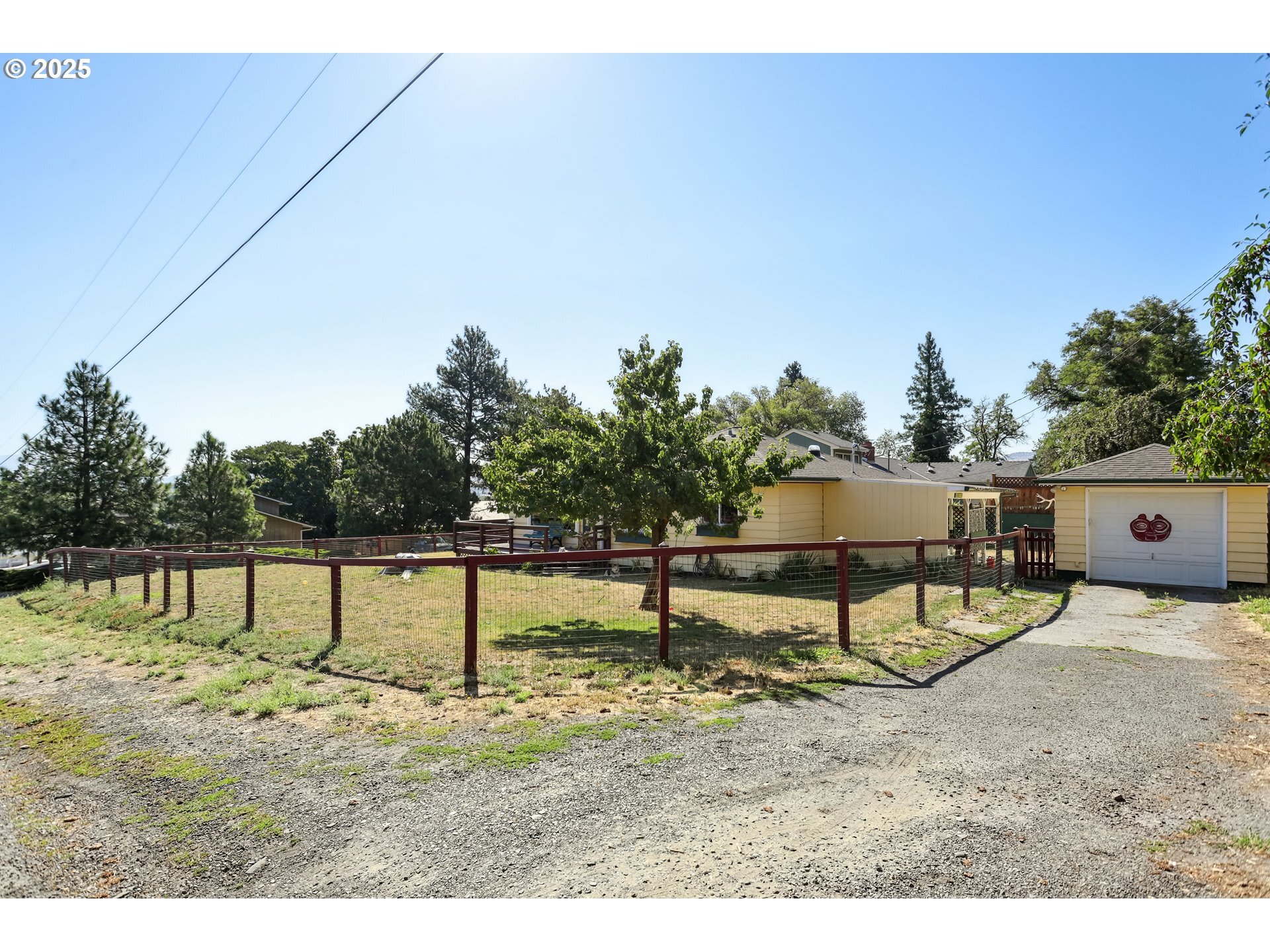 Property Photo:  1202 Chinook St  OR 97058 