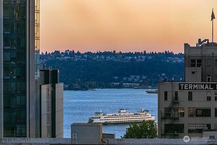 Property Photo: 1920 4th Avenue 1702 WA 98101