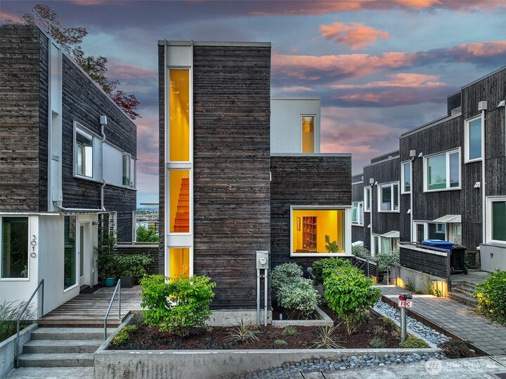 Property Photo:  3004  5th Avenue W  WA 98119 