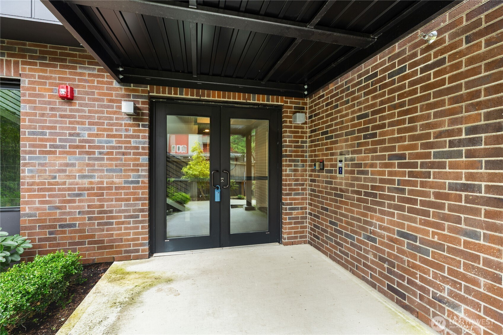 Property Photo: 15558 NE 15th Place 300 WA 98007