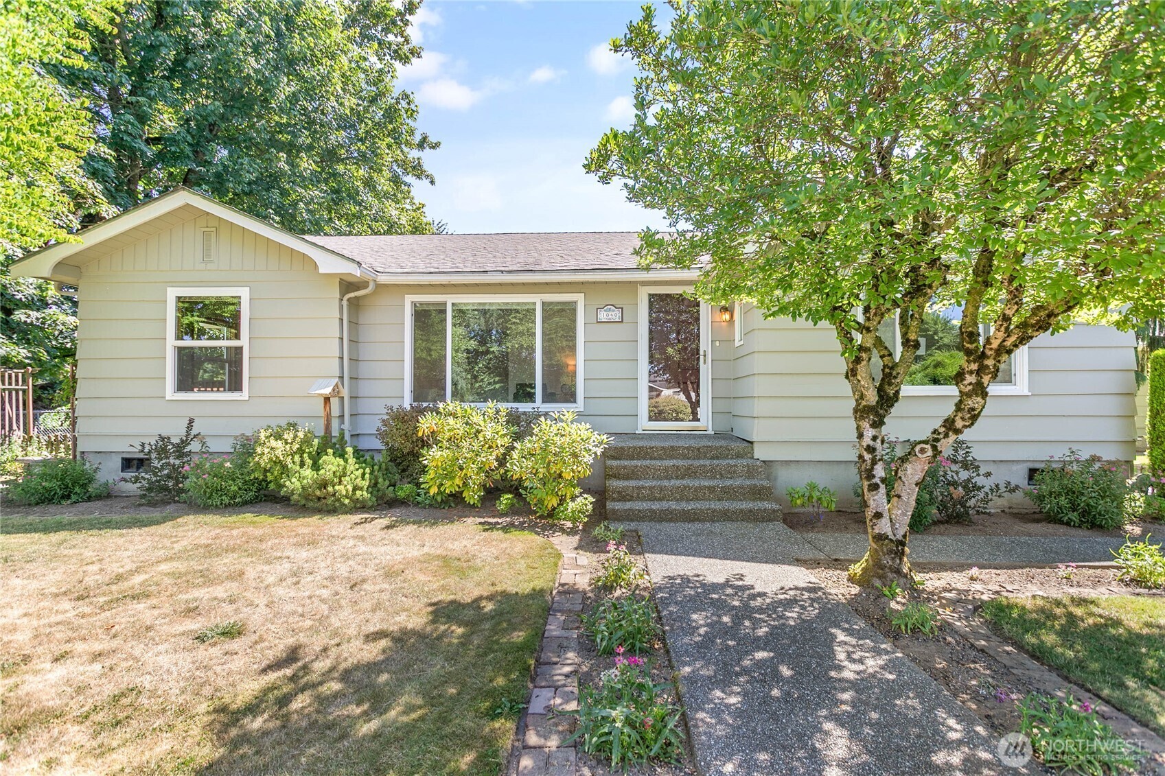 Property Photo: 1040 Victoria Street WA 98295