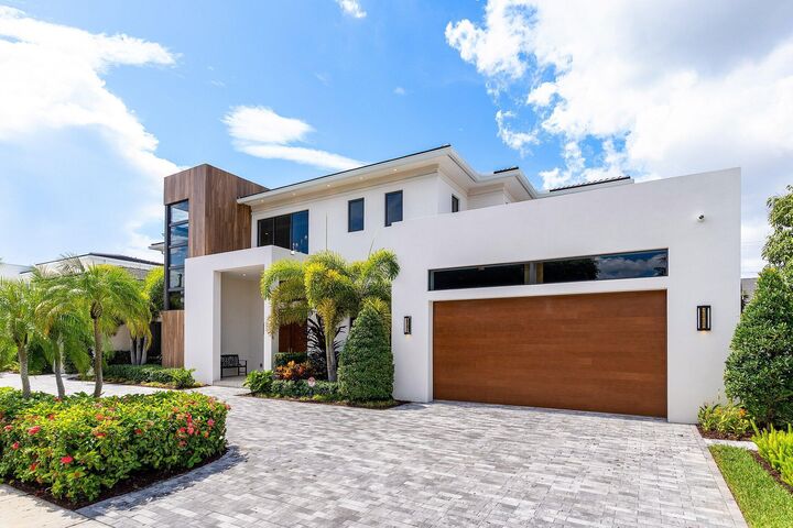 Property Photo:  450 NE 10th Street  FL 33432 