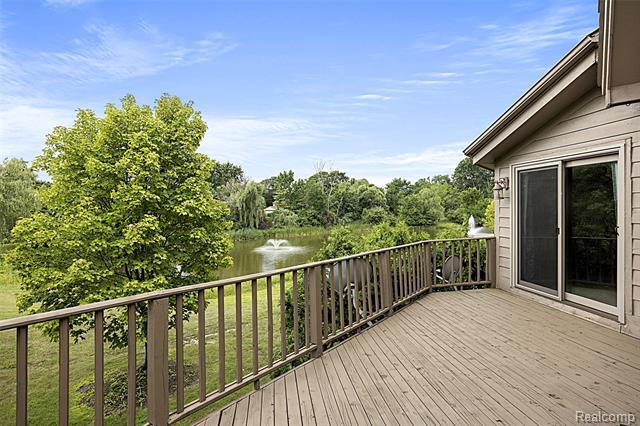Property Photo: 29441 S Meadowridge Dr MI 48334