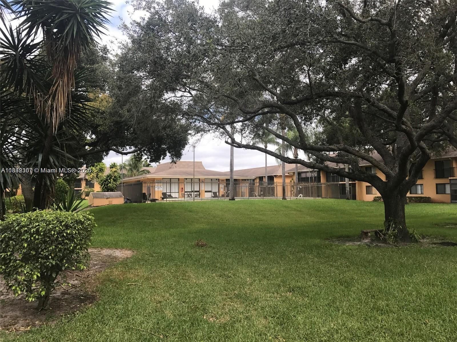 Property Photo: 5831 Washington St 45 FL 33023