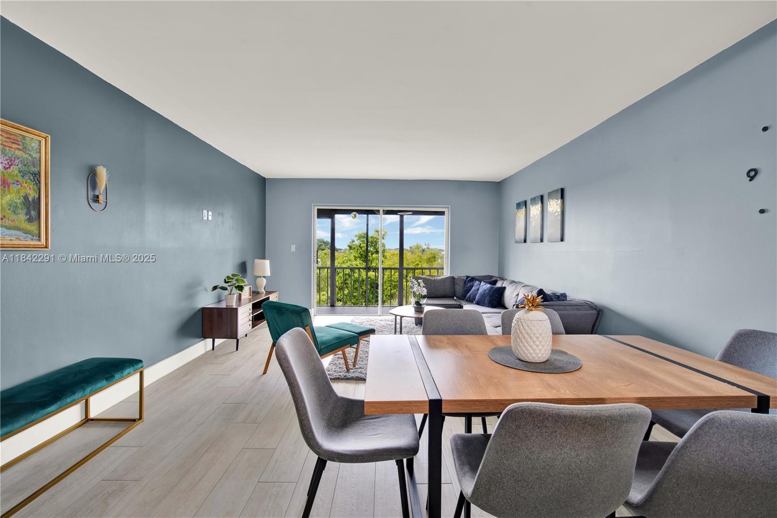 Property Photo: 950 Hillcrest Dr 414 FL 33021