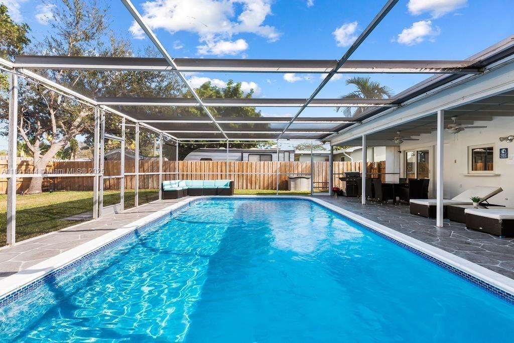Property Photo:  3719 W Park Rd  FL 33021 