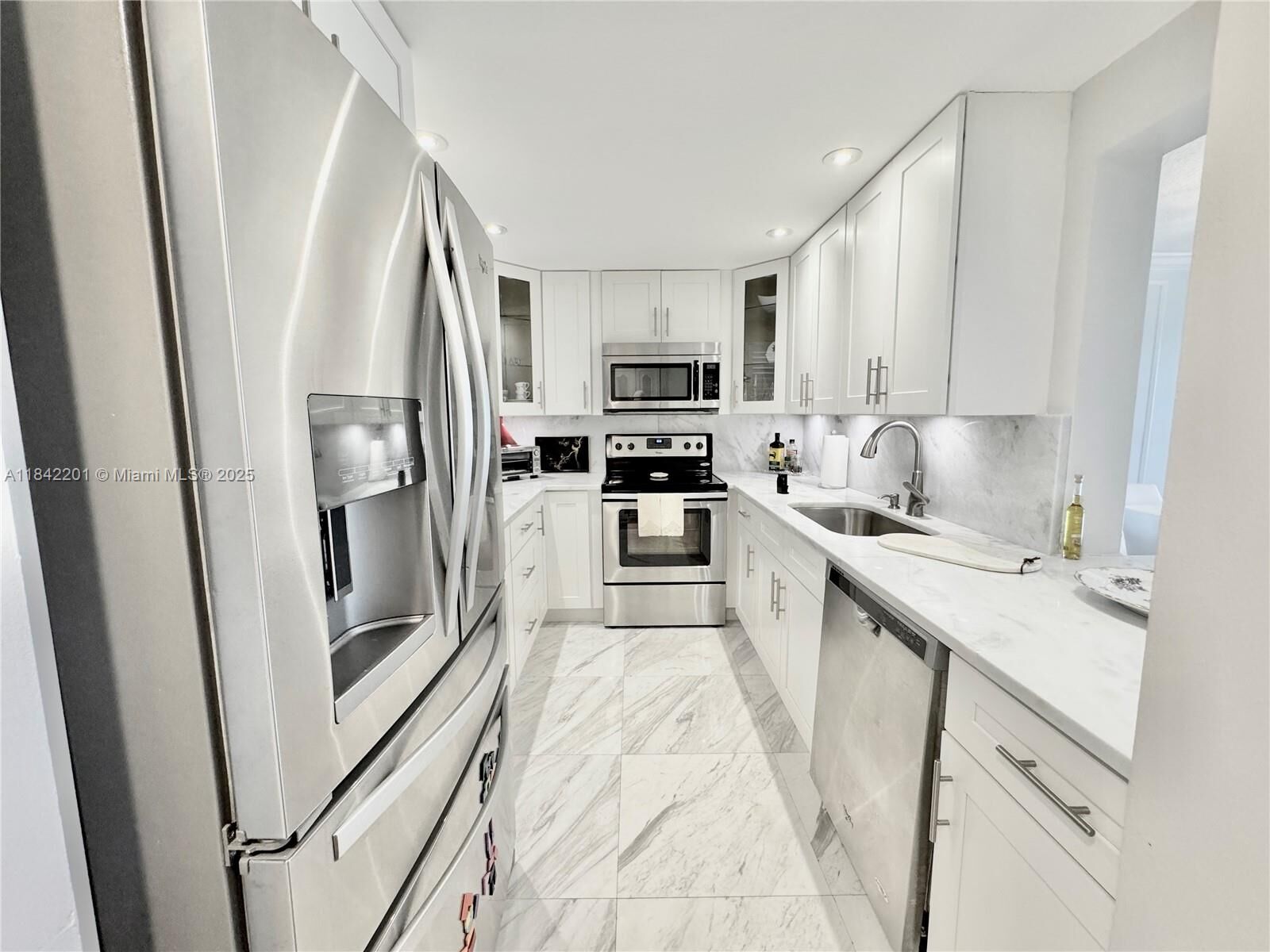 Property Photo: 1400 Sheridan St 23J FL 33020