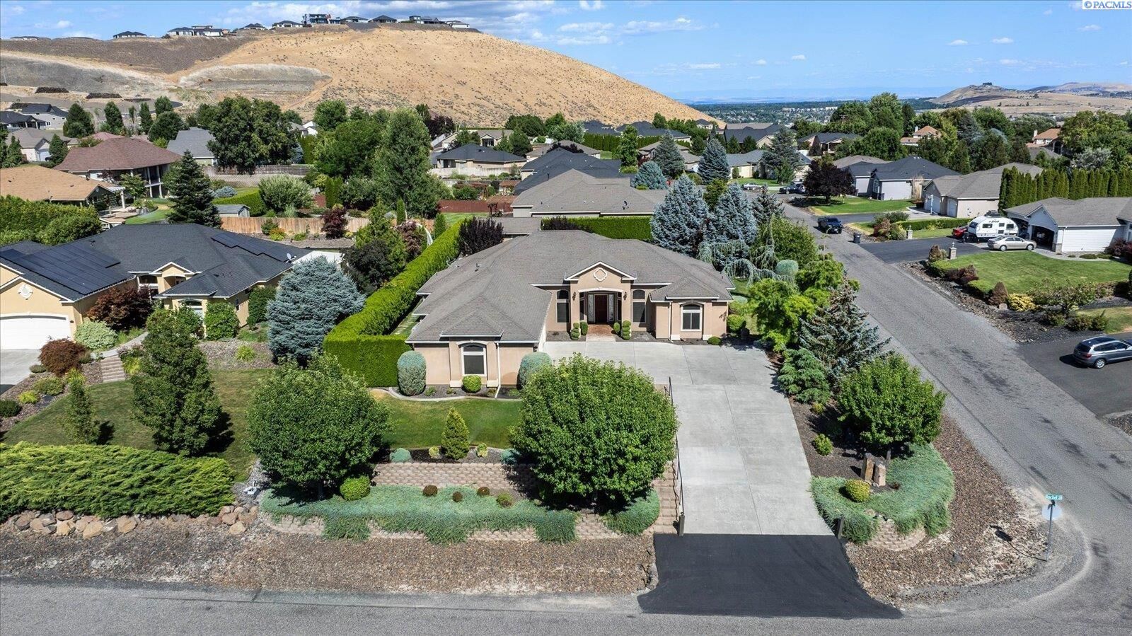 Property Photo: 326 Rachel Rd WA 99338-8316